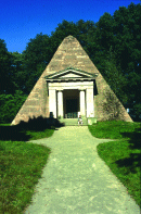 Grabpyramide im Schlosspark Machern (Sachsen)